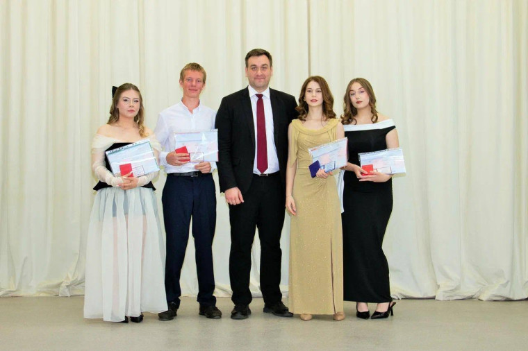 Торжественное вручение аттестатов выпускникам 11-х классов.